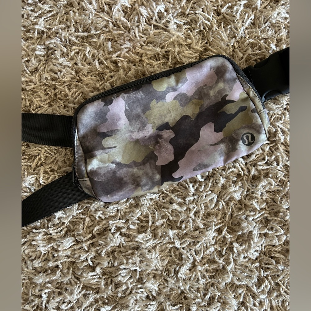 Lululemon belt bag, heritage camo!